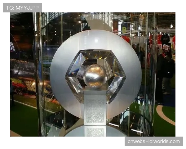 法甲联赛启用全新品牌标识与冠军奖杯,塑造新形象 法甲联赛启用全新品牌标识与冠军奖杯,塑造新形象