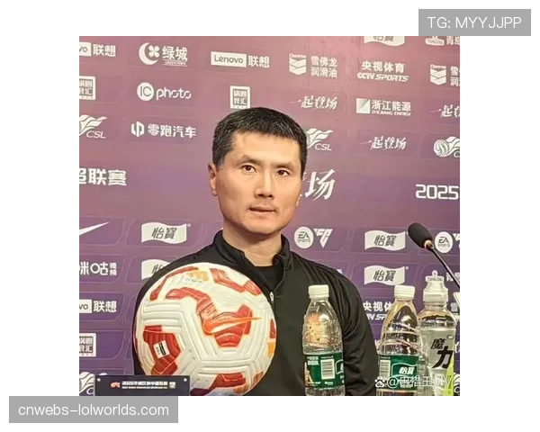 国足新帅邵佳一未指挥青岛西海岸末轮比赛 临时教练组带队