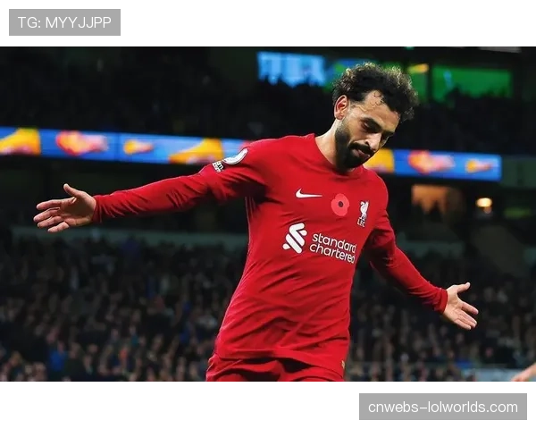 科莫球员阿达伊完成梅开二度，球队客场大比分领先