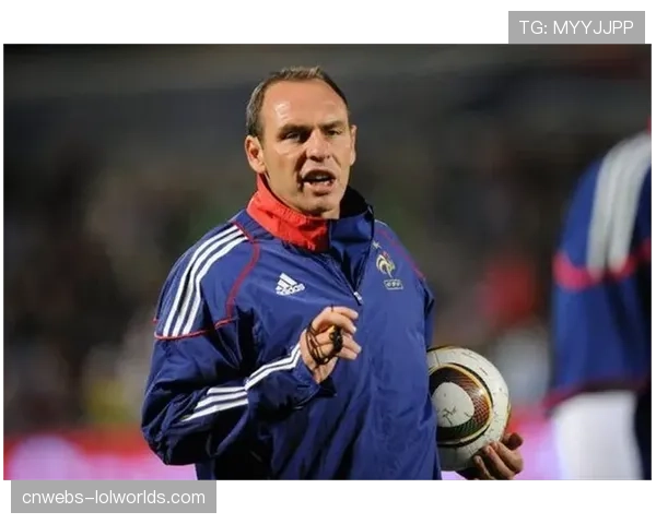 前法国国脚加盟法甲俱乐部教练组，辅佐主教练工作